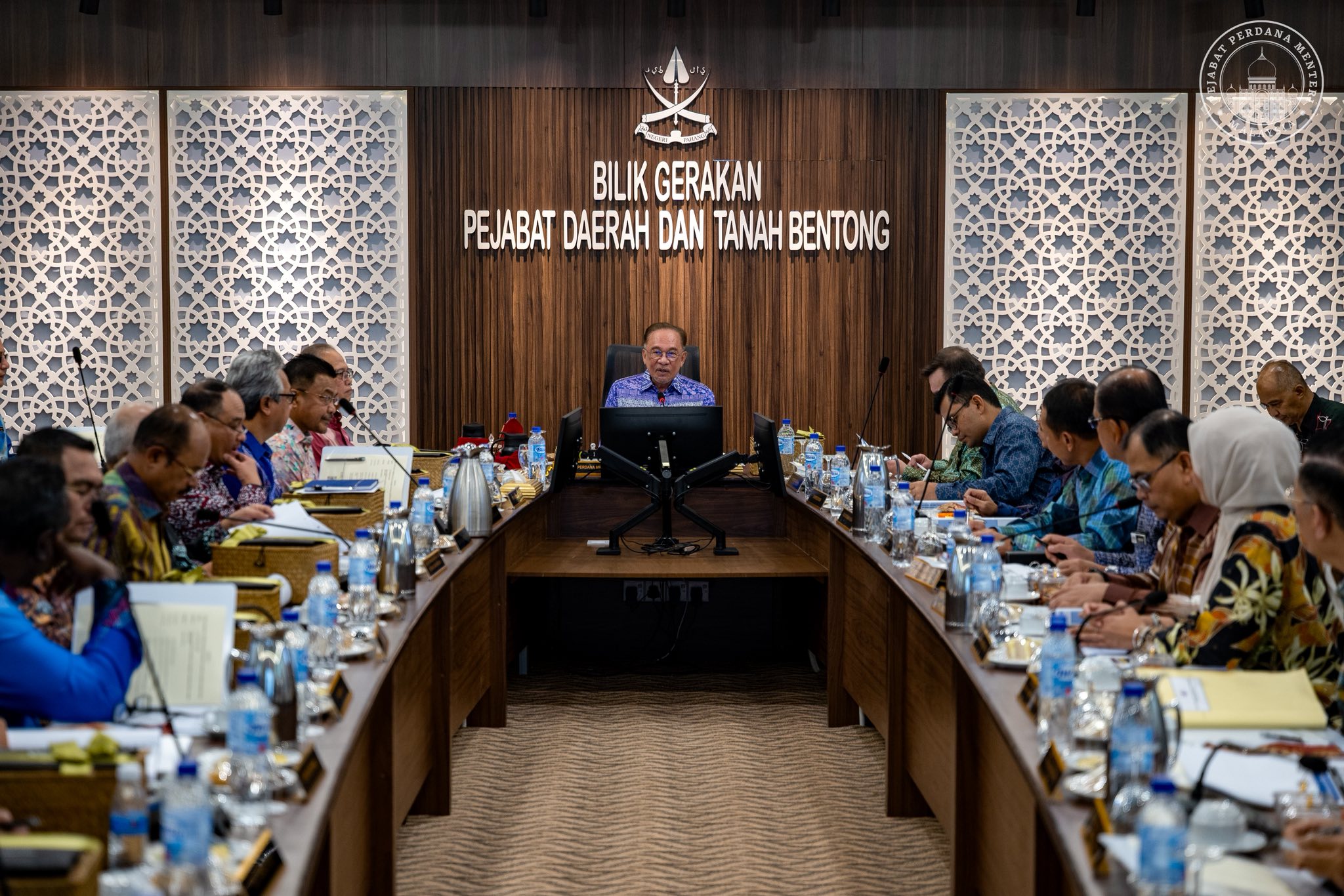 Keutamaan kuasai Bahasa Kebangsaan penting, lonjak mutu pendidikan negara – Anwar